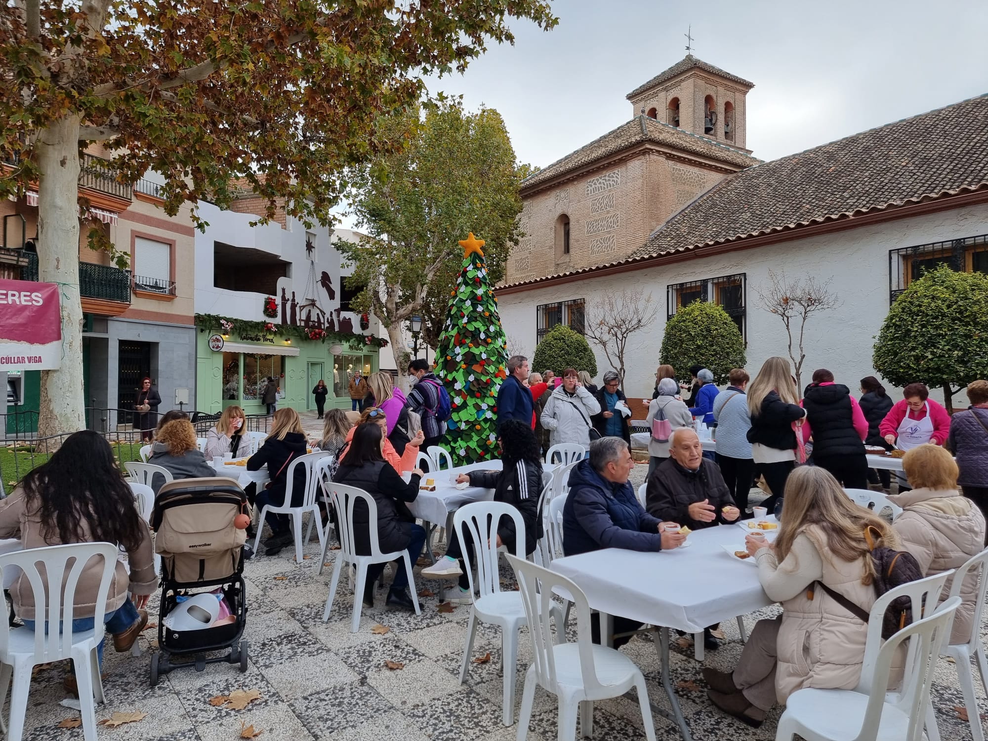 Las mujeres de Cúllar Vega cocinan y venden dulces para ayudar a las familias más necesitadas durante esta Navidad
