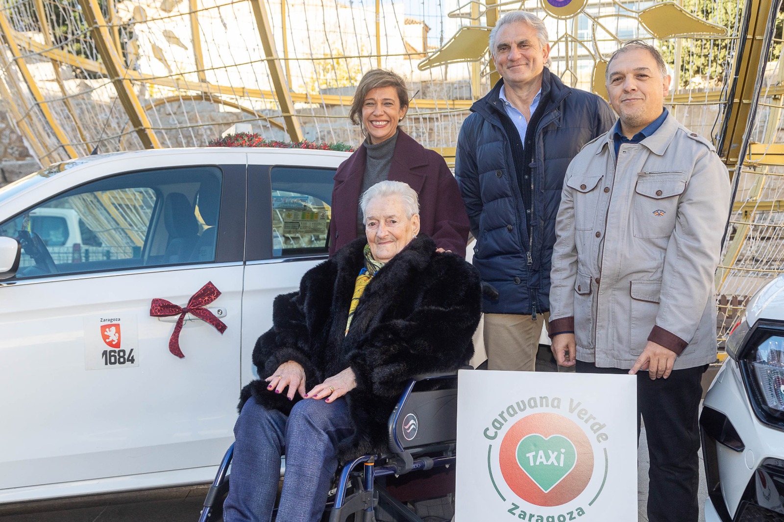 Los taxistas acercan la Navidad de Zaragoza a los más mayores. Noticia. Ayuntamiento de Zaragoza