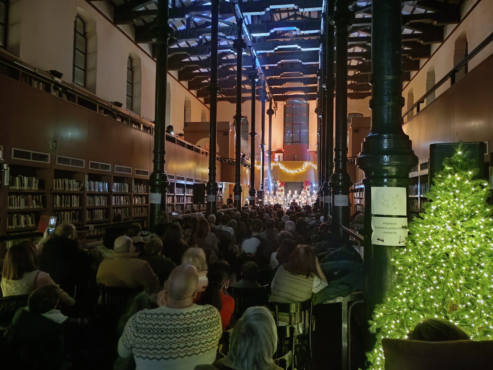 Más de 220 personas disfrutan de un concierto de Navidad en la Biblioteca Ricardo Magdalena. Noticia. Ayuntamiento de Zaragoza