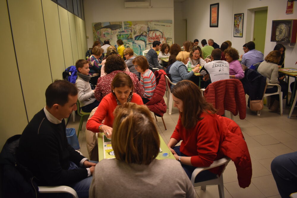 Pilar Fernández y Paquita Fernández, ganadoras del torneo de parchís de navidad de Quintanar de la Orden
