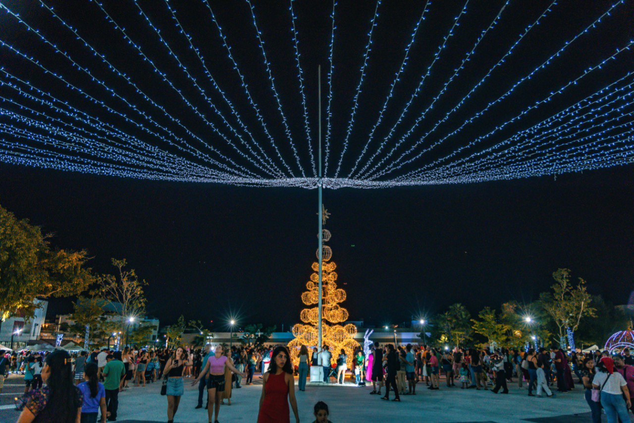 Solidaridad brilla con el tradicional encendido del árbol navideño – H. Ayuntamiento de Solidaridad