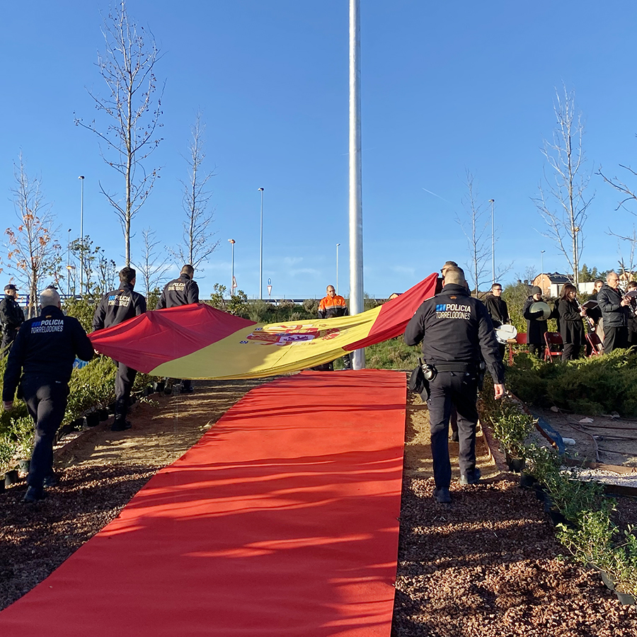 Torrelodones rinde homenaje al 45 aniversario de la Constitución con la instalación de cinco enseñas nacionales