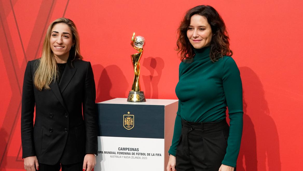 Díaz Ayuso da la bienvenida a los trofeos del Mundial Femenino y la UEFA Nations League: “La historia del fútbol mundial se ha escrito en rojo y gualda”
