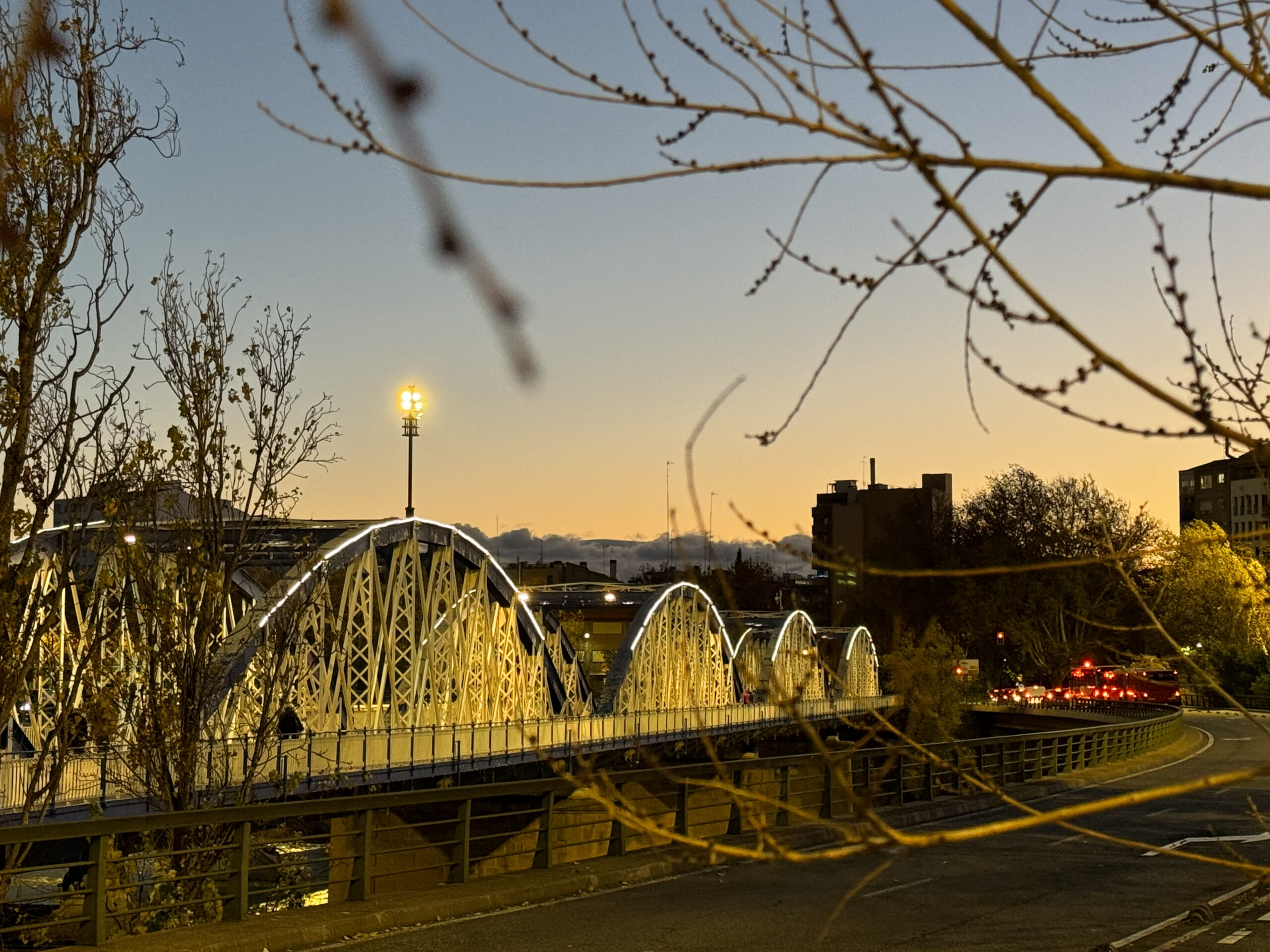 El Ayuntamiento de Zaragoza consigue un ahorro energético superior al 81% con el cambio de luminarias en el Puente de Hierro. Noticia. Ayuntamiento de Zaragoza