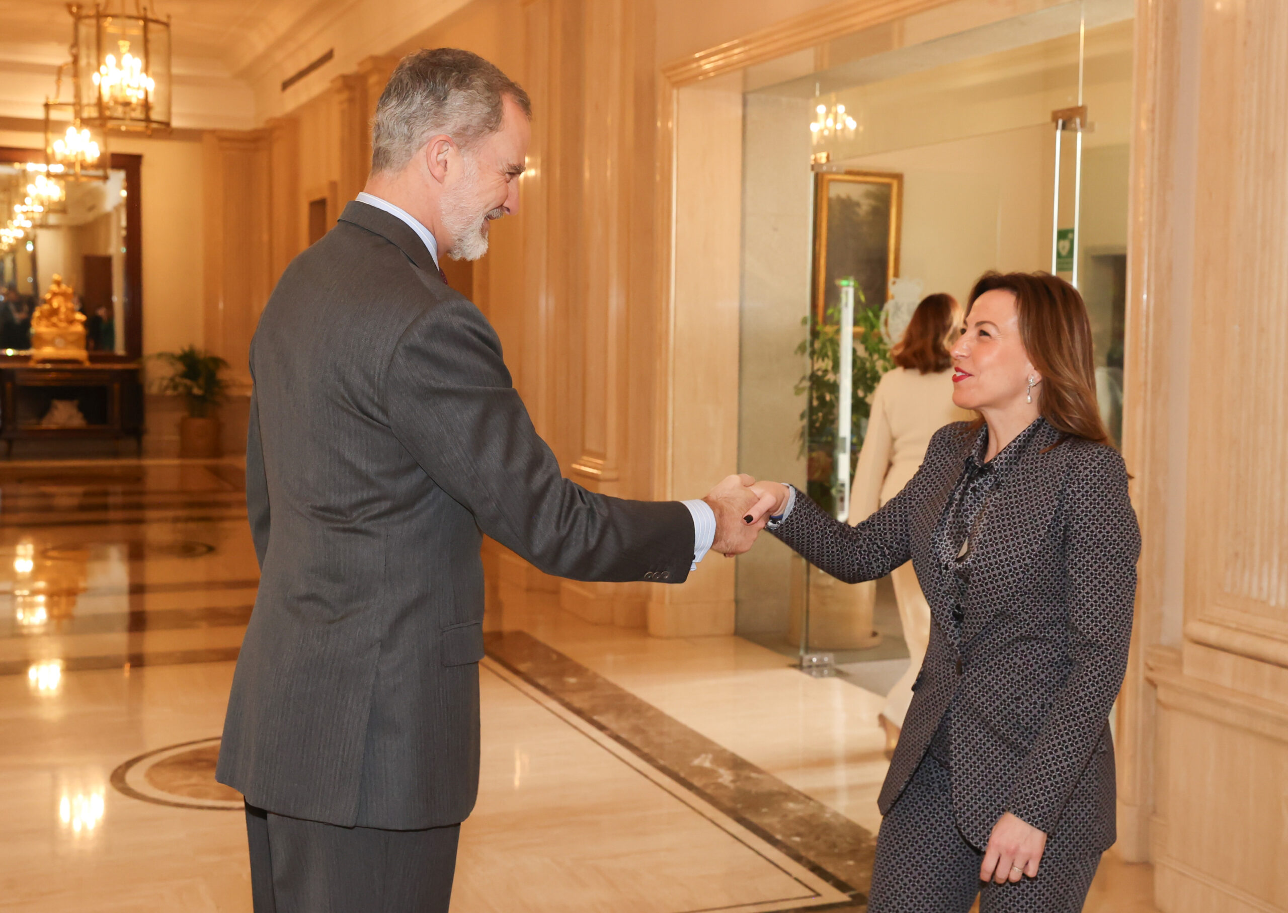 El Rey Felipe VI recibe a la alcaldesa Natalia Chueca con motivo del 40 aniversario de la FEMP. Noticia. Ayuntamiento de Zaragoza