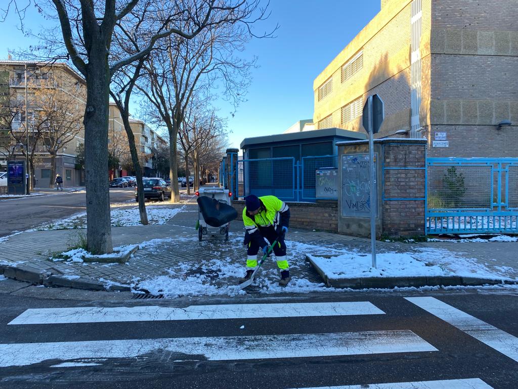 El operativo municipal continua las labores de limpieza tras la nevada. Noticia. Ayuntamiento de Zaragoza