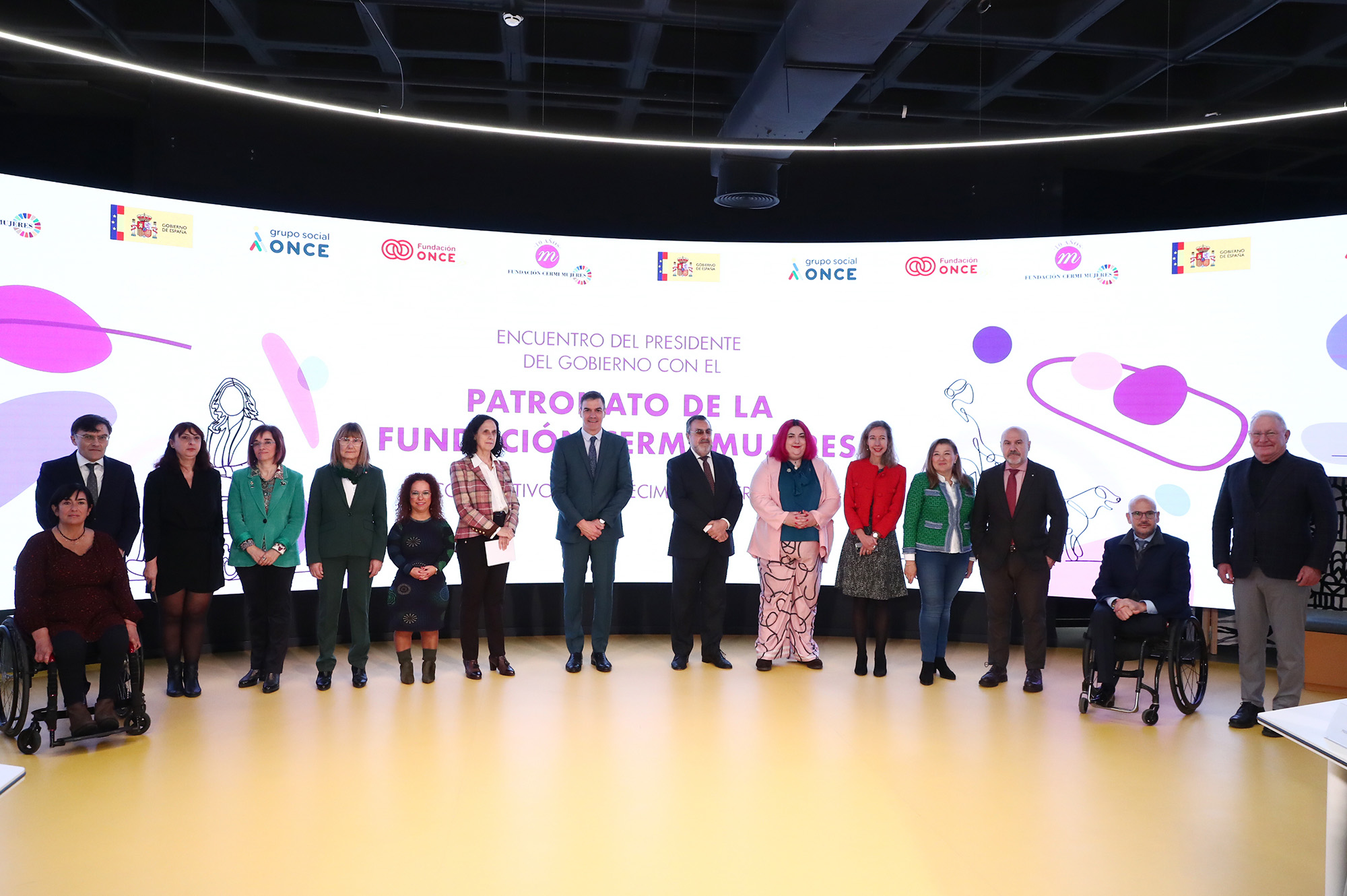 El presidente del Gobierno celebra, junto a mujeres con discapacidad, la esperada modificación del artículo 49 de la Constitución