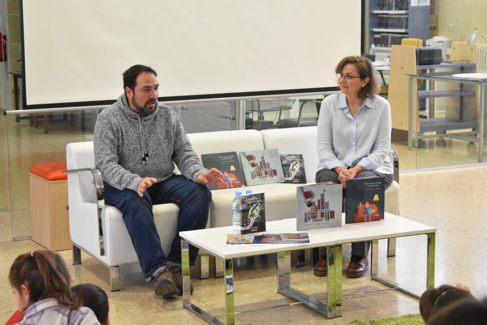 Javier Fernández hace las delicias de los más pequeños en la Biblioteca Municipal de Quintanar de la Orden