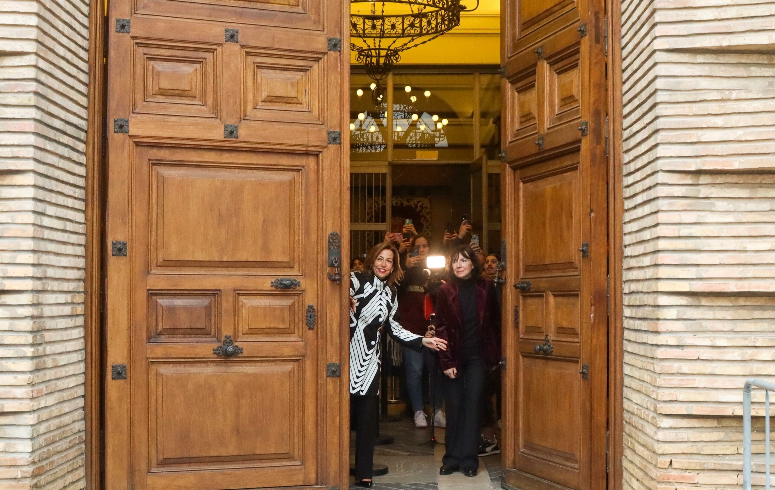 La alcaldesa de Zaragoza abre las puertas y muestra las estancias del Ayuntamiento al primer grupo de visitantes con motivo de San Valero. Noticia. Ayuntamiento de Zaragoza