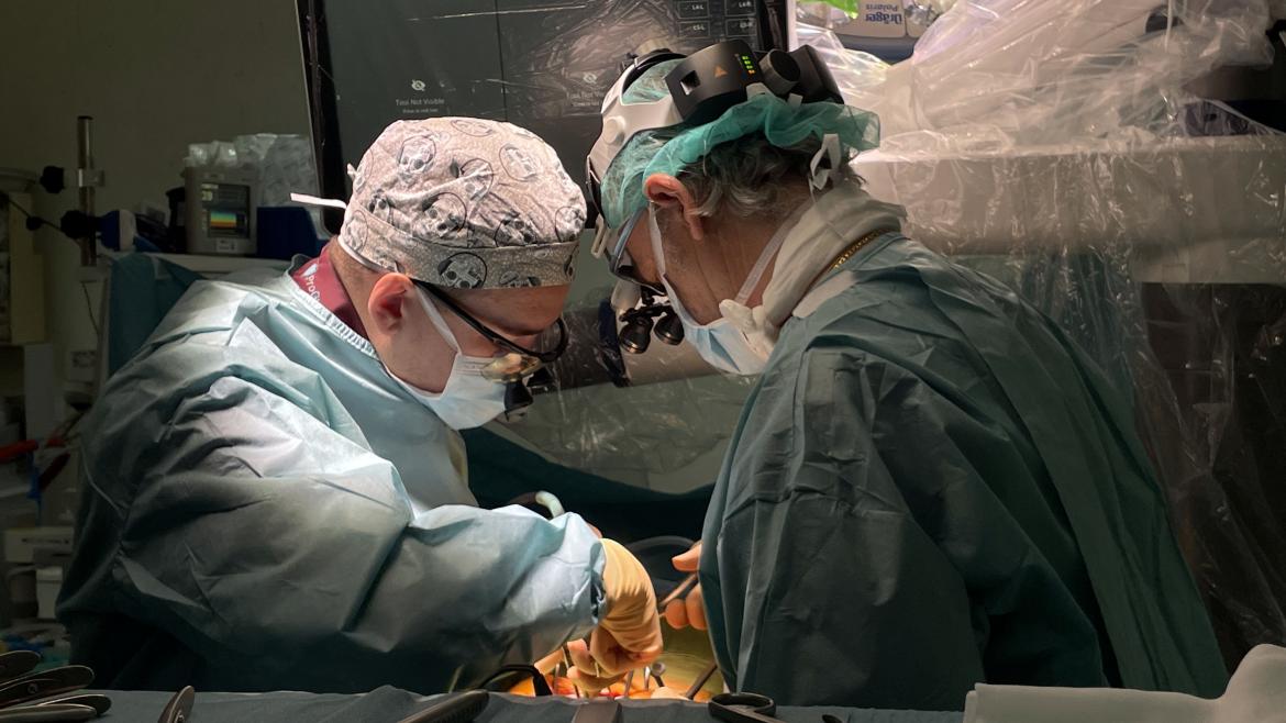 La sanidad madrileña, primera de España con un brazo robótico para operaciones de columna vertebral