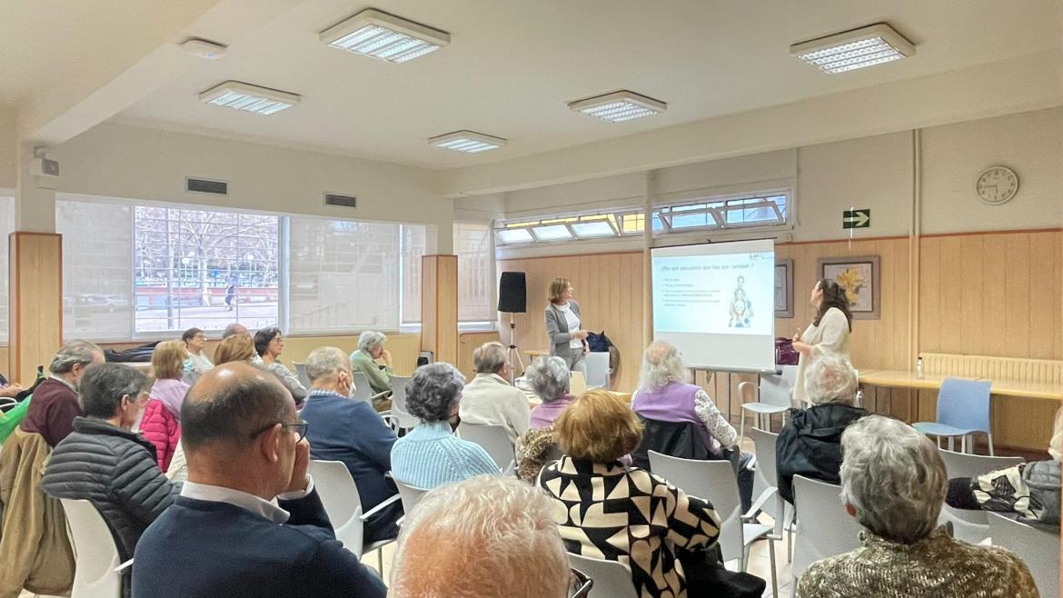 Las profesionales de Isla de Oza ofrecen una charla sobre vacunación en adultos en el Centro de Mayores Dehesa de la Villa