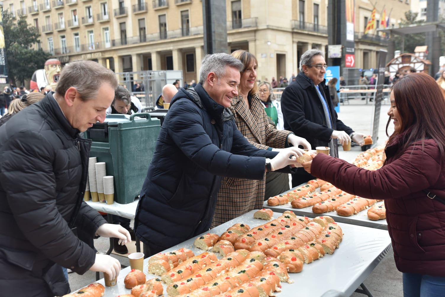 Zaragoza conmemora a su patrón San Valero con 20.000 raciones del tradicional roscón, música, jornada de puertas abiertas y actividades infantiles. Noticia. Ayuntamiento de Zaragoza
