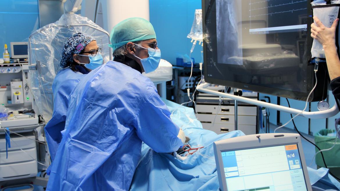 Cardiólogos del Hospital Clínico San Carlos implantan marcapasos sin cables de última generación