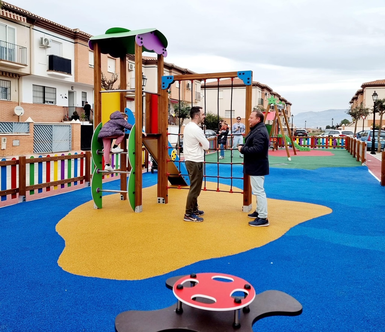 Cúllar Vega estrena un nuevo parque infantil en la calle Aben Arabi
