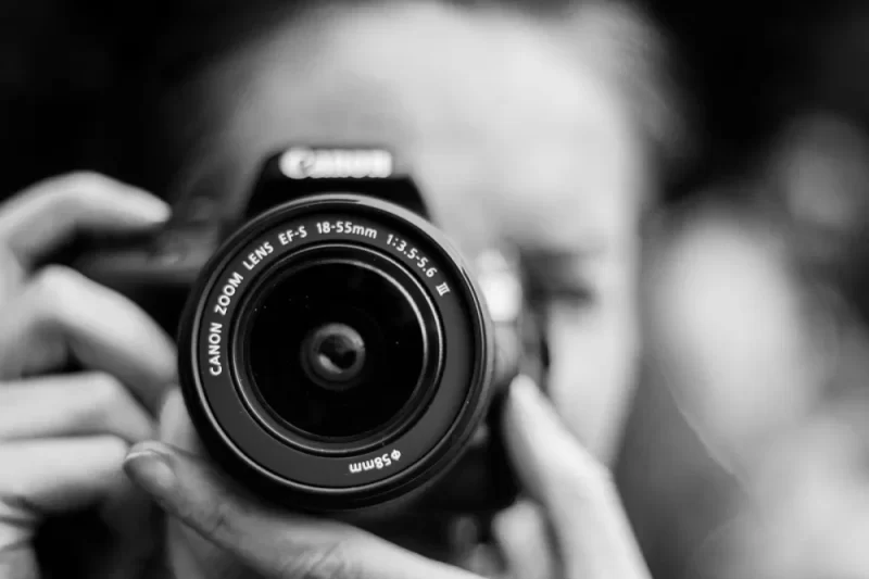 "Emociones en blanco y negro: Esencia de las mujeres de Nuevo Baztán"
