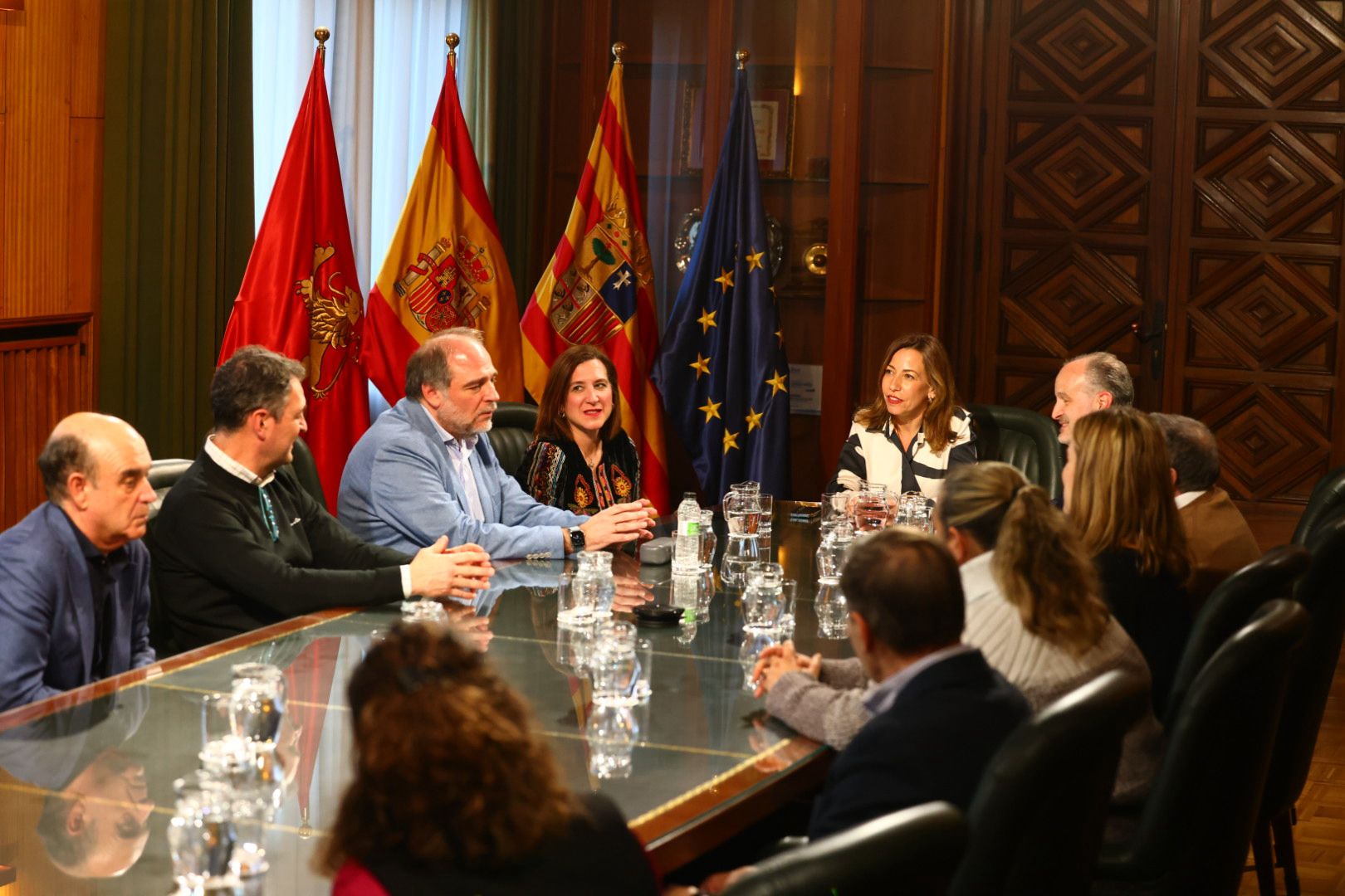Natalia Chueca se reúne con la Junta Coordinadora de Cofradías de la Semana Santa. Noticia. Ayuntamiento de Zaragoza