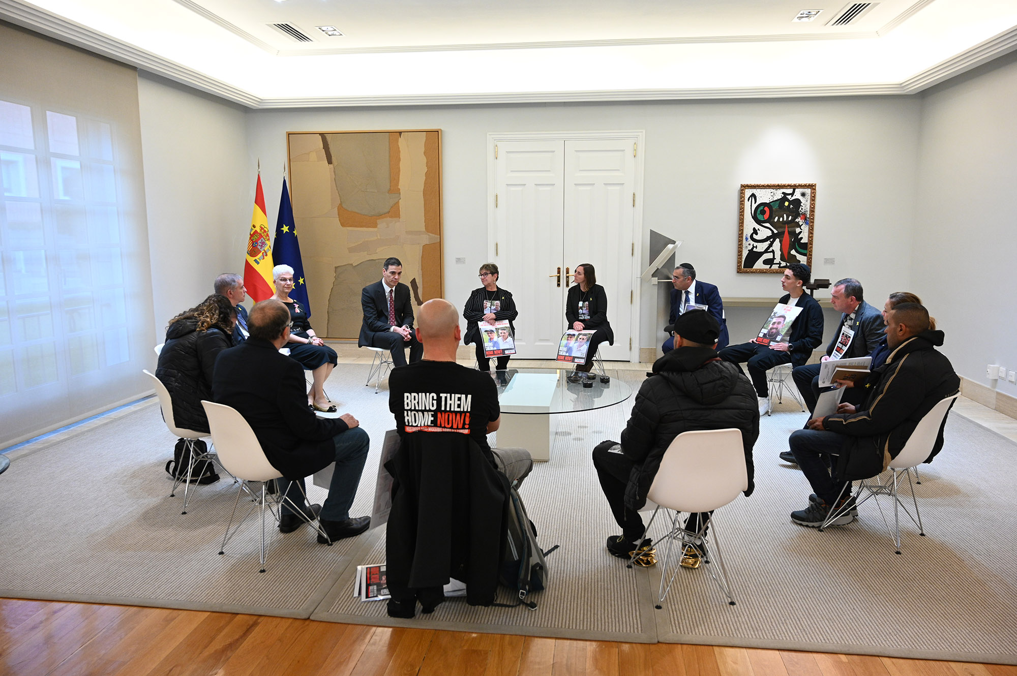 Pedro Sánchez se reúne con familiares de rehenes israelíes secuestrados por el grupo terrorista Hamás