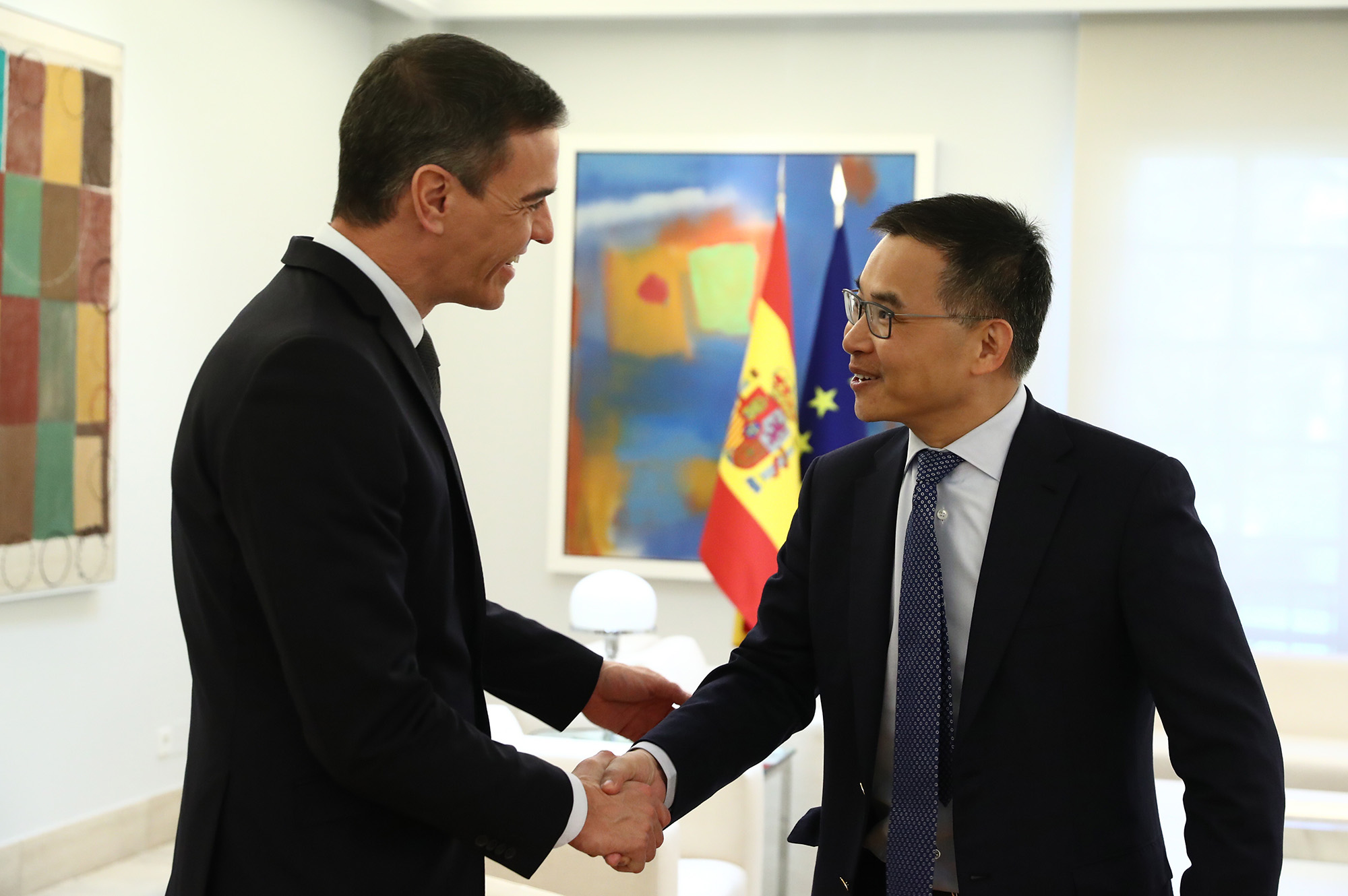 Sánchez se reúne con el CEO y fundador de Envision Group y presidente ejecutivo de AESC, que anuncia el inicio de la construcción de la gigafactoría de baterías en Cáceres