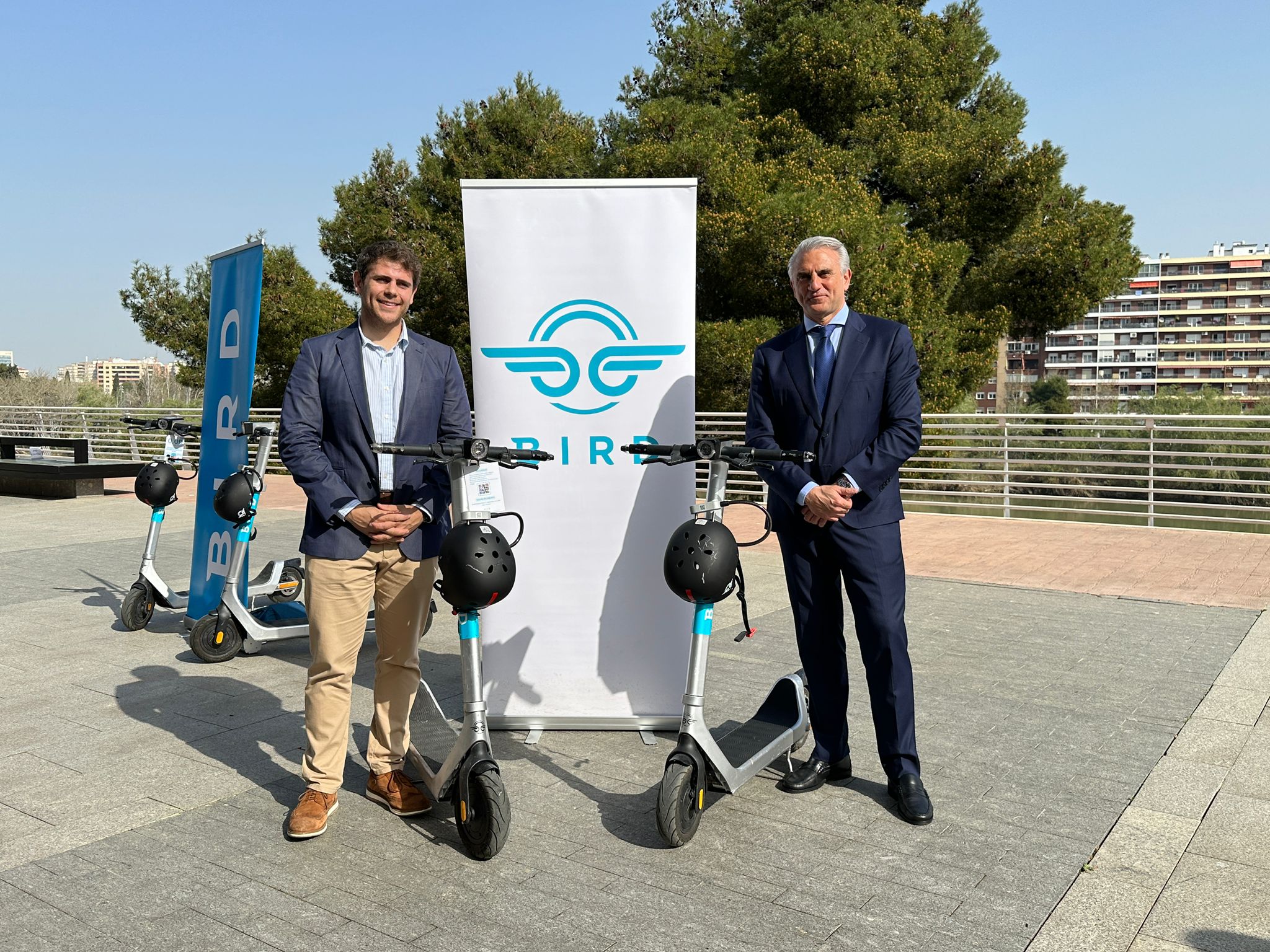 Bird se suma a la oferta de patinetes eléctricos compartidos de Zaragoza con 300 vehículos que incorporarán casco para mejorar la seguridad de los usuarios. Noticia. Ayuntamiento de Zaragoza