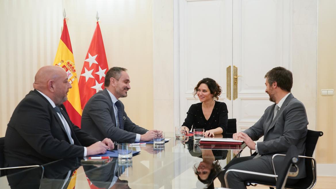 Díaz Ayuso recibe en la Real Casa de Correos al alcalde de Móstoles, el segundo municipio más poblado de la región