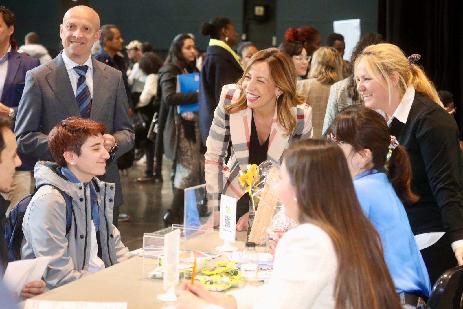 La alcaldesa Natalia Chueca celebra, en el Salón del Empleo, el interés de los jóvenes por crecer profesionalmente en Zaragoza. Noticia. Ayuntamiento de Zaragoza