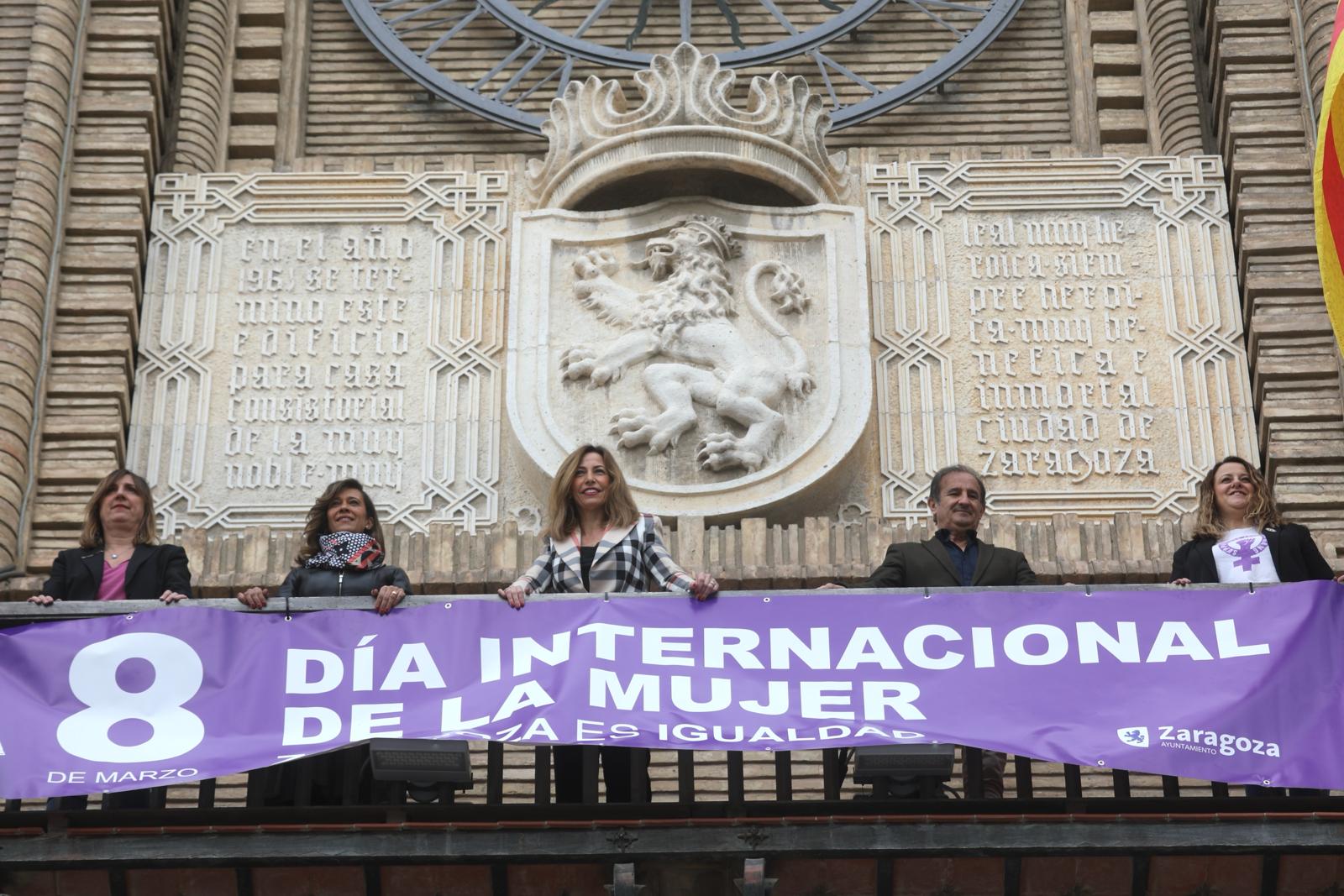 La pancarta del Día Internacional de la Mujer luce en el balcón principal del Ayuntamiento. Noticia. Ayuntamiento de Zaragoza