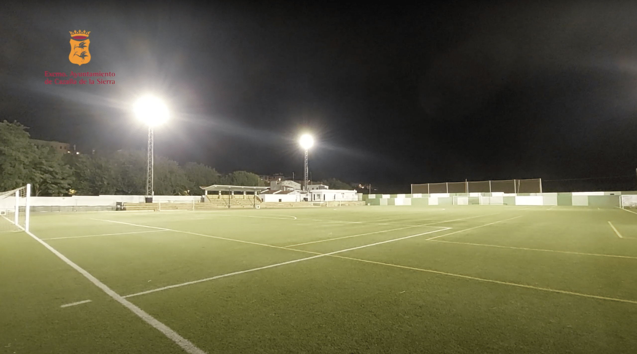 Renovación y mejora de la eficiencia energética del alumbrado de las instalaciones deportivas y culturales al aire libre en Cazalla de la Sierra (Sevilla). FEDER-EELL-2020-005162.