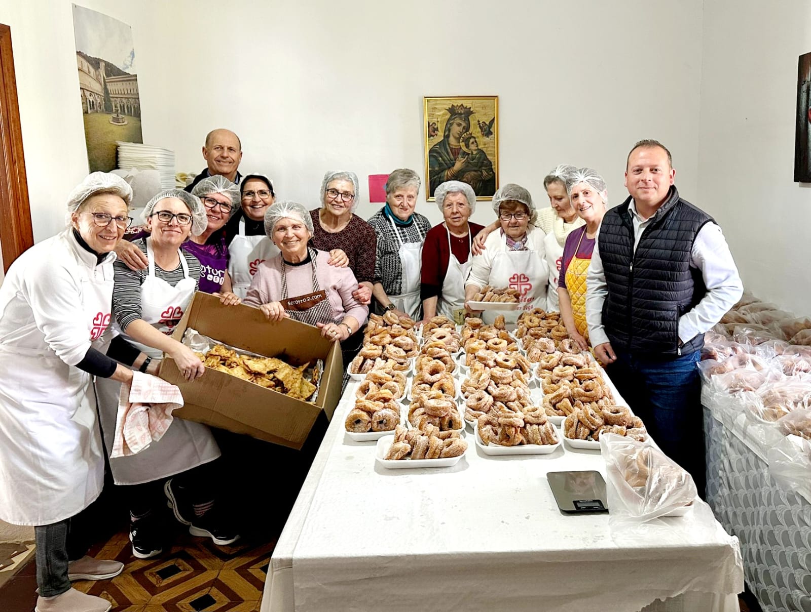 Voluntarias de Cúllar Vega elaboran roscos y pestiños para ayudar a las familias más necesitadas